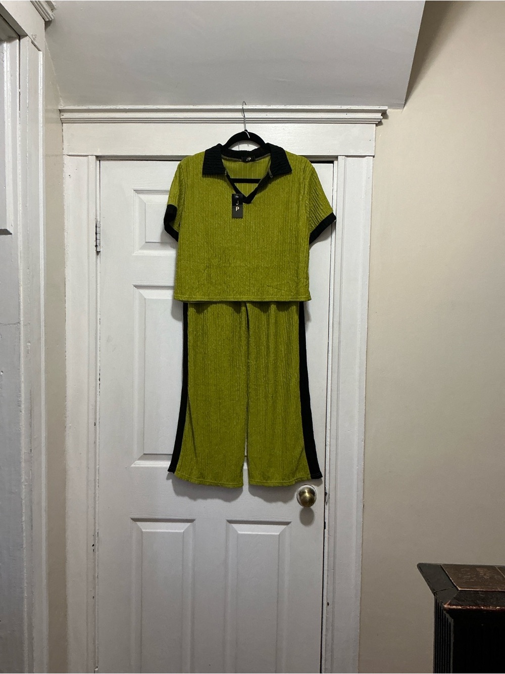 Womenโs Lime Green Two-Piece Knit Pantsuit with Black Trim